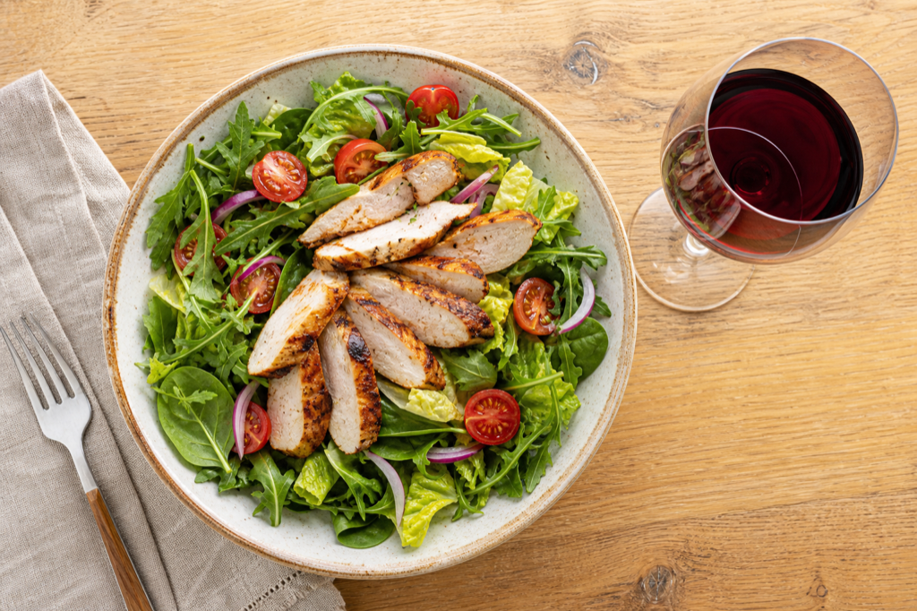 A chicken salad bowl being analyzed by Menelle meal scan
